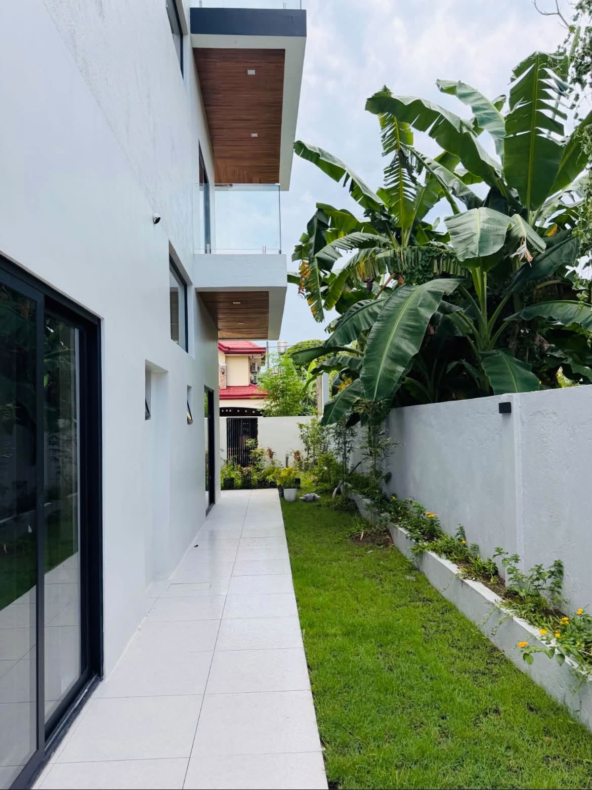 Splendid4-BedroomHouseandLotforSaleinNorthFairview,QuezonCity-2.jpg