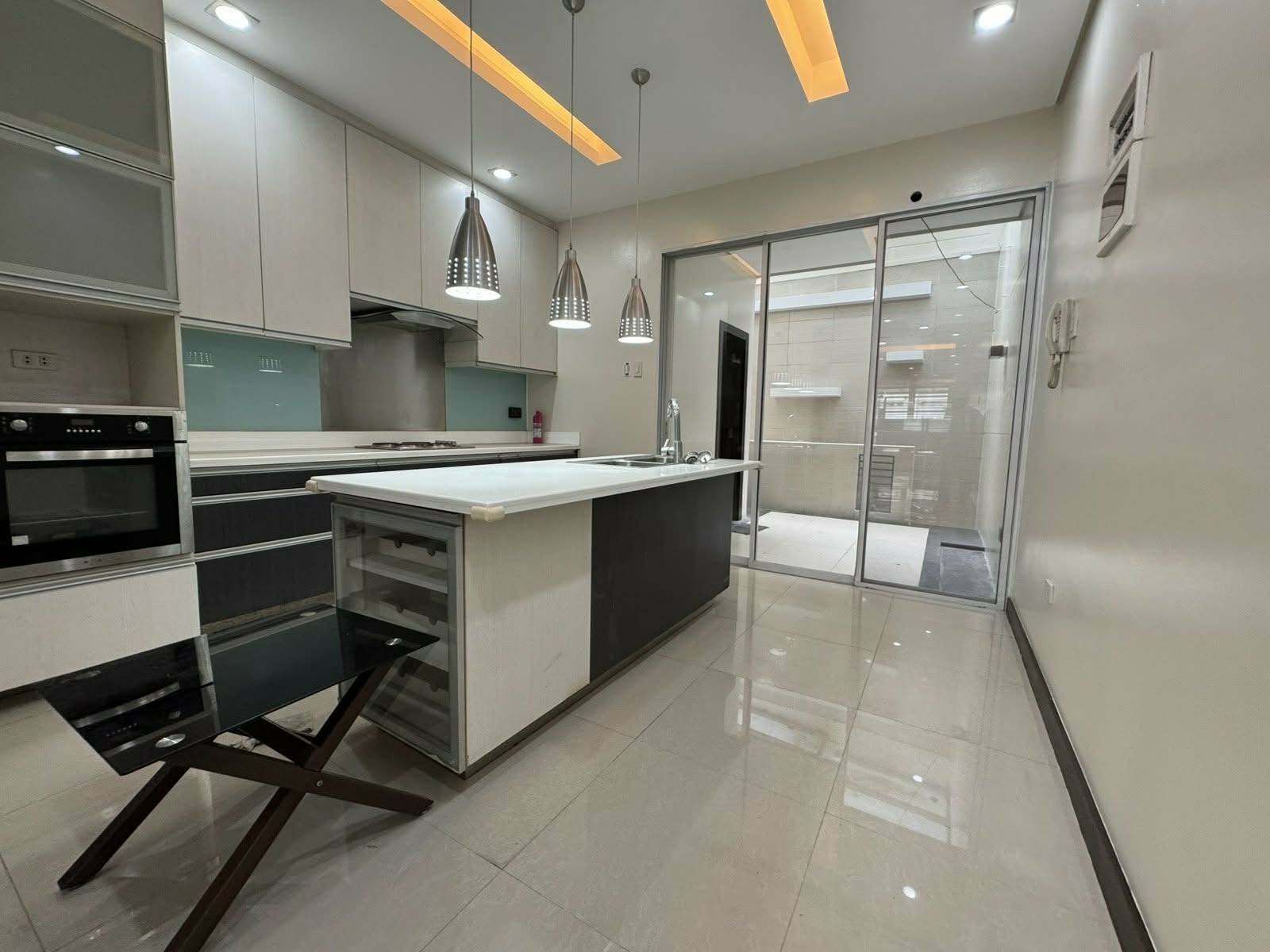 Captivating5-BedroomTownhouseforLeaseinQuezonCity-1.jpg