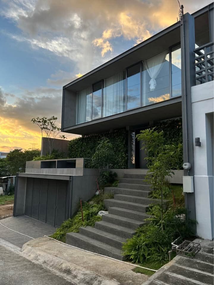 Upscale4-BedroomHouseandLotforSale atTheTerraces,Taytay,Rizal-2.jpg