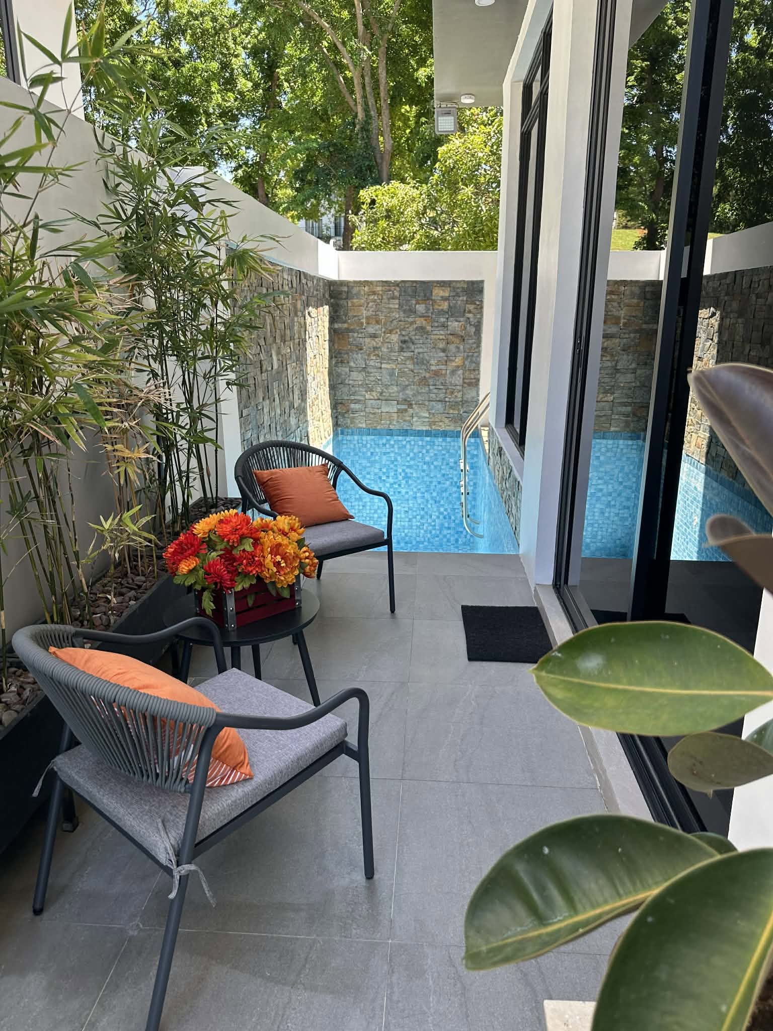 4-BedroomHouseandLotforSaleinLagunaHills,Pansol,CalambaCityl-4.jpg