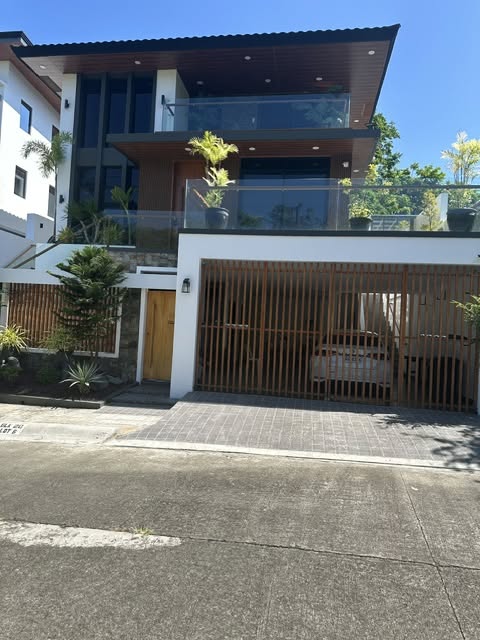 4-BedroomHouseandLotforSaleinLagunaHills,Pansol,CalambaCityl-2.jpg