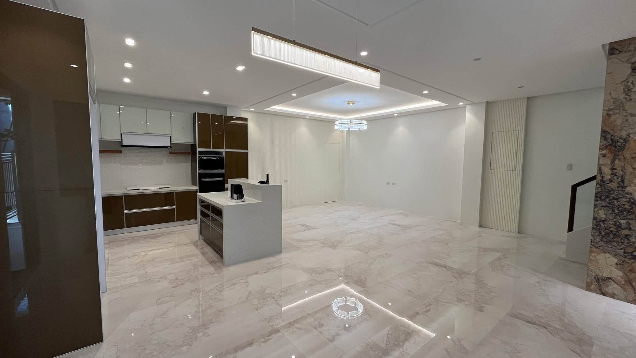 5-BedroomHouseandLotforSaleinSta.BarbaraRoyale,TandangSora,QuezonCity-4.jpg