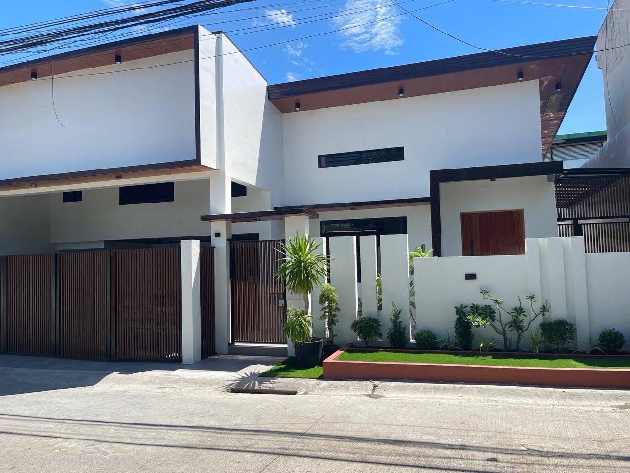 5-BedroomHouseandLotforSaleinBFHomes,Parañaque-1.jpg