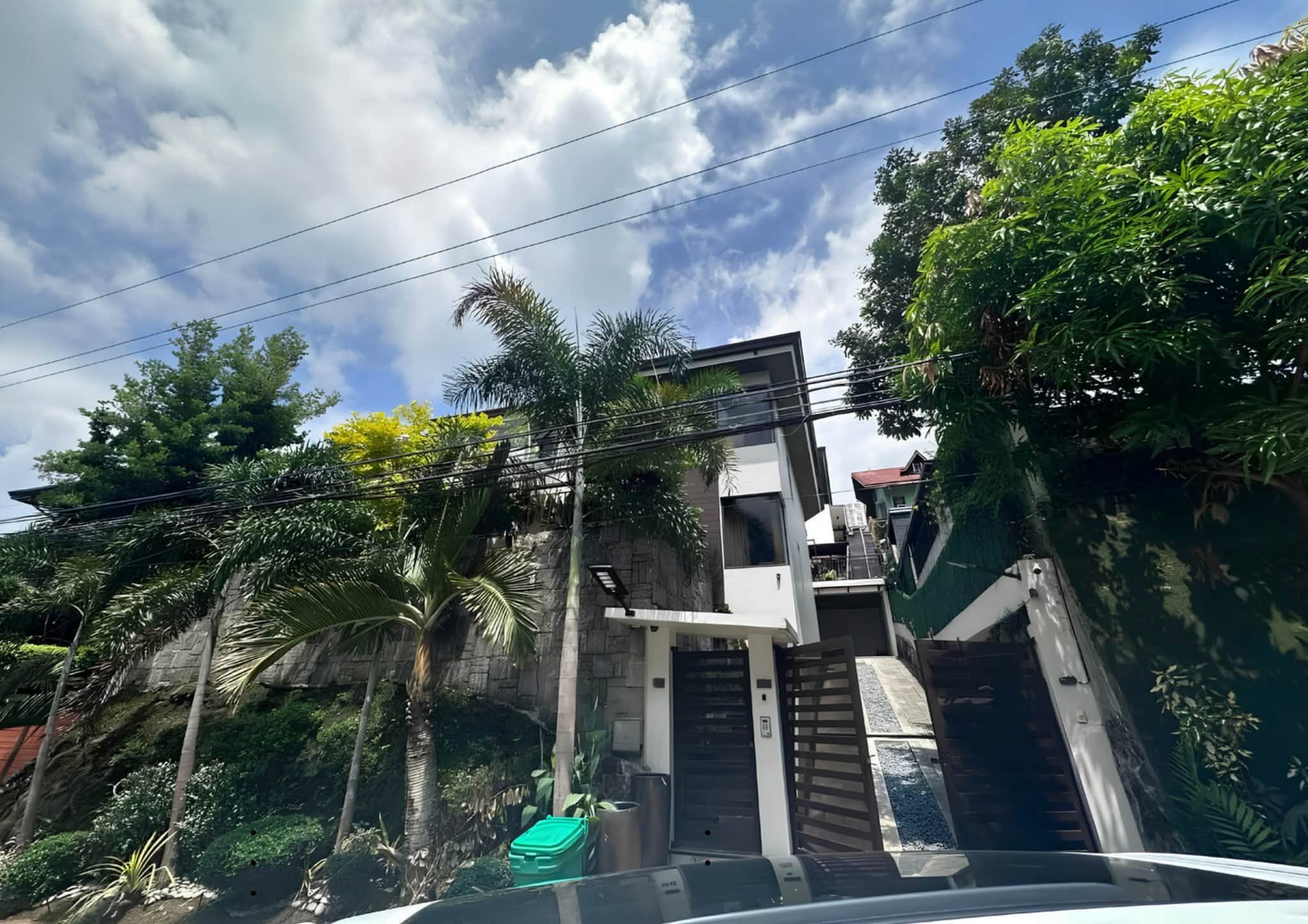 4-BedroomHouseandLotforSaleinCapitolHomes,QuezonCity-1.jpg