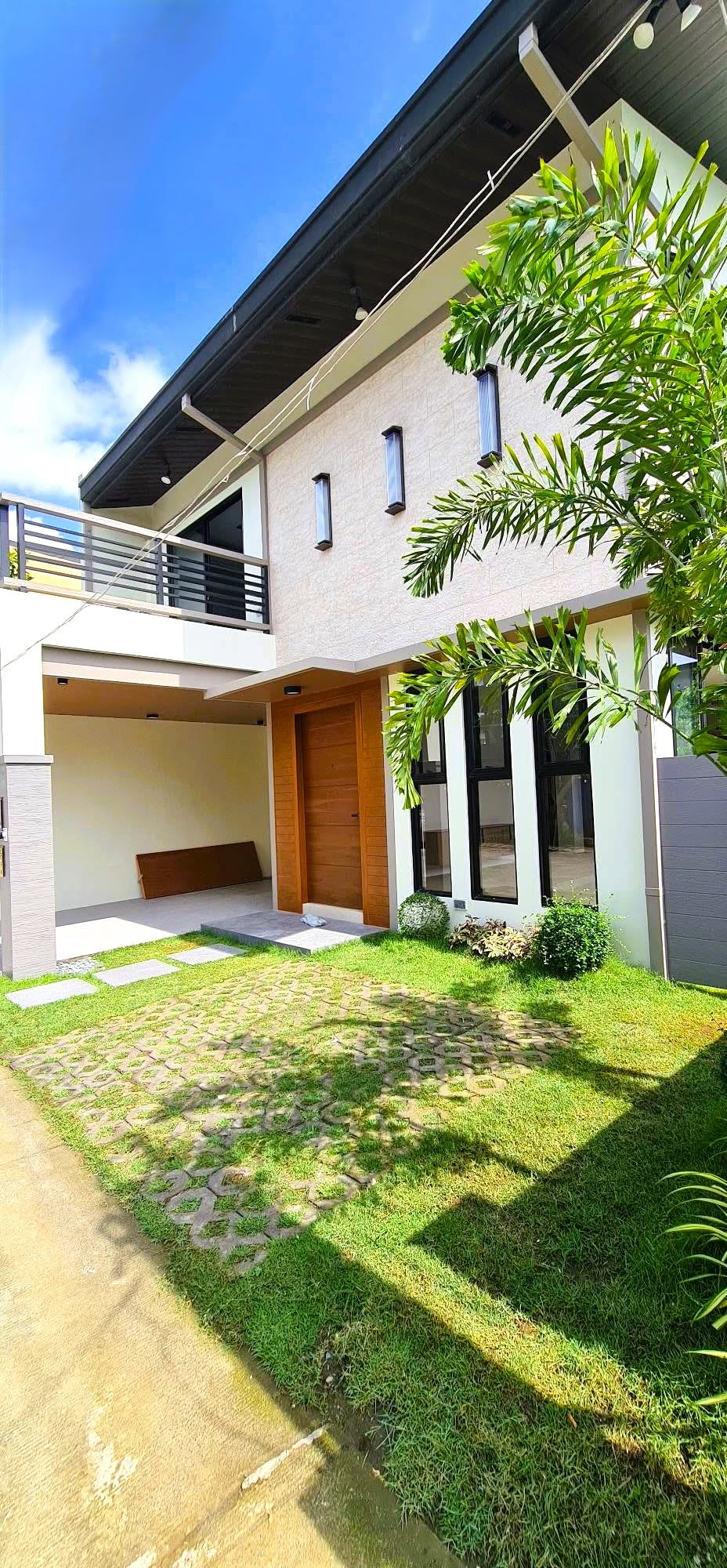 4-BedroomHouseandLotforSaleinTheSonoma,Sta.Rosa,Laguna-1.jpg