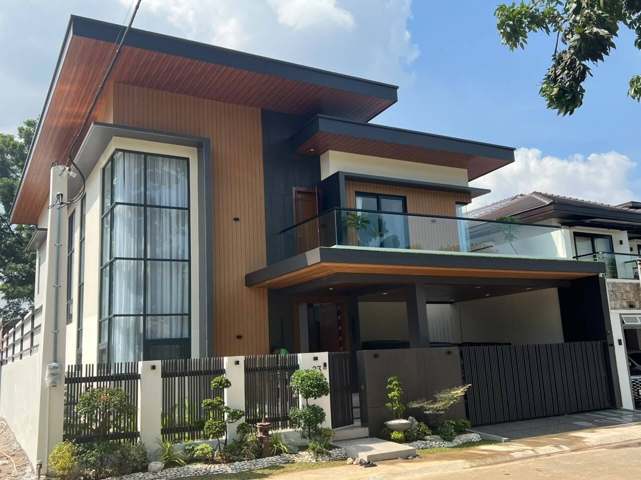 4-BedroomHouseandLotforSaleinCapitolHomes,QuezonCity-1.jpg