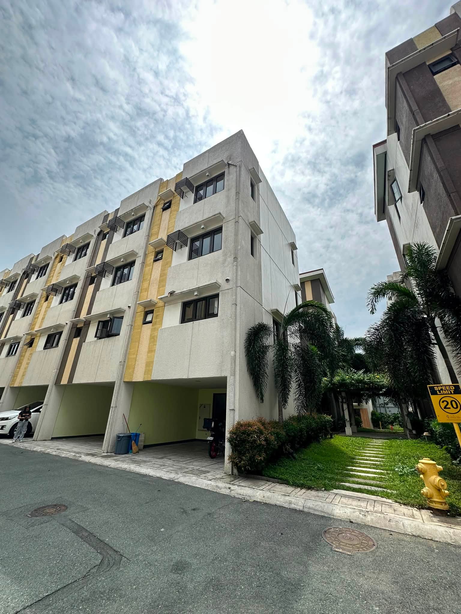 3-BedroomTownhouseforSaleinCirculoVerdeGardenHomes,QuezonCity-1.jpg