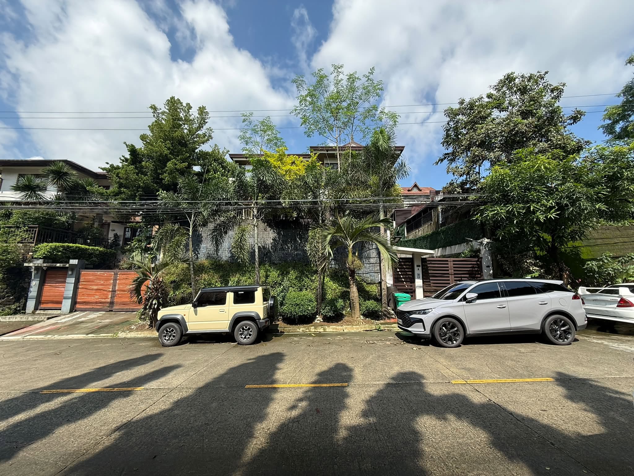 4-BedroomHouseandLotforSaleinCapitolHomes,QuezonCity-1.jpg