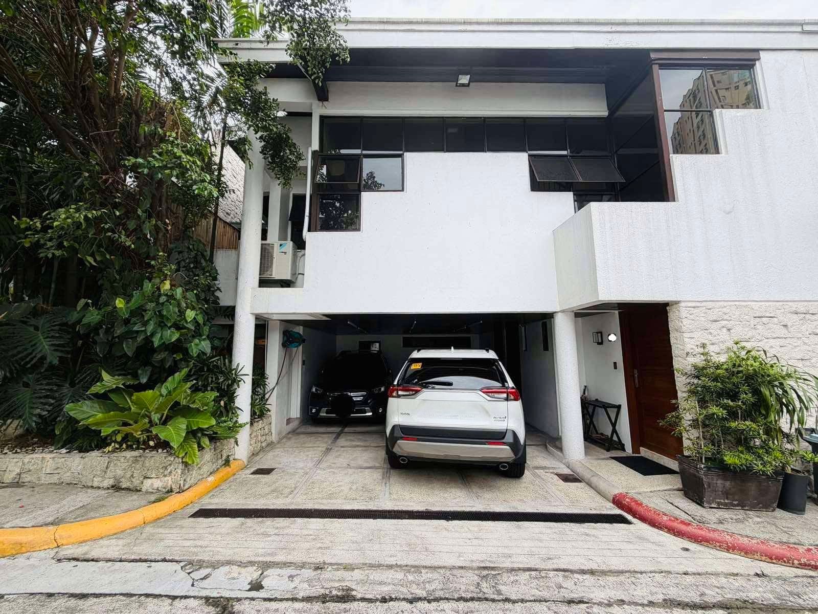 3-BedroomTownhouseforSaleinMariposa,QuezonCity-1.jpg
