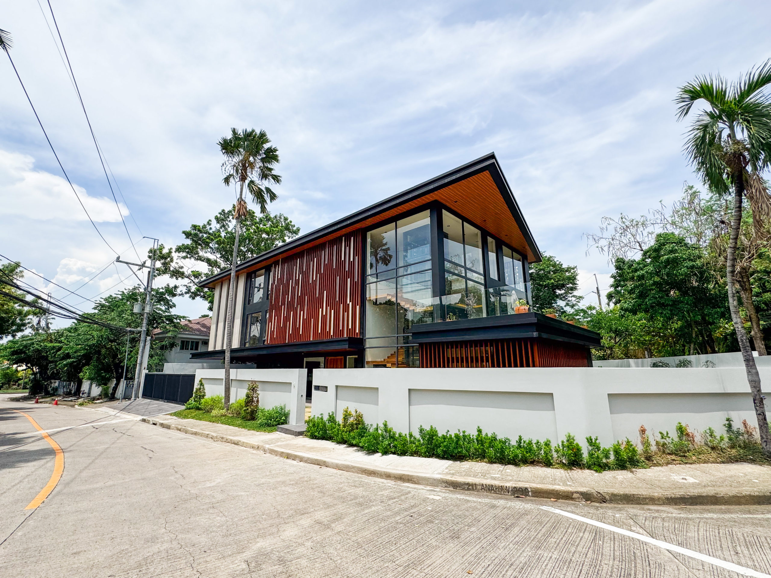 6-BedroomModernHouseandLotforLeaseinAyalaAlabang,Muntinlupa-1.jpg