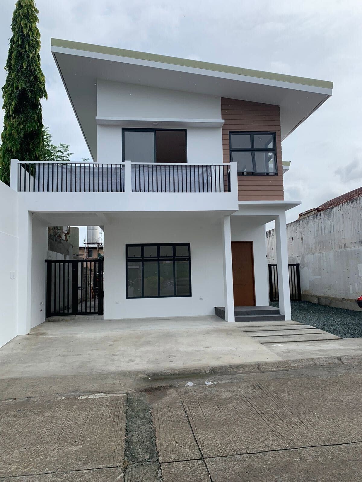4-BedroomHouseandLotforSaleinBFHomes,Parañaque-1.jpg