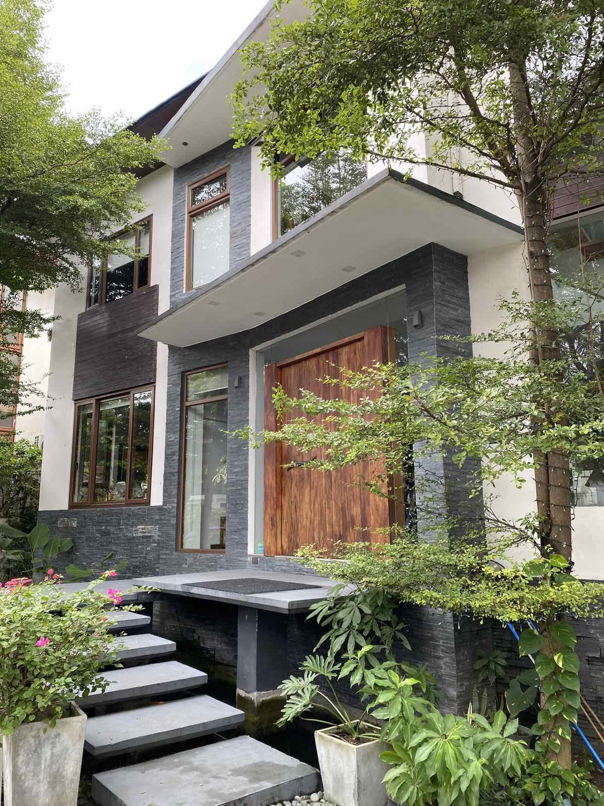 4-BedroomHouseandLotforSaleinPaseoDeMagallanes,MakatiCity-1.jpg