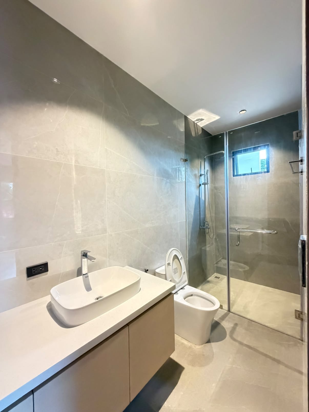 3-BedroomHouseandLotforSaleinBFInternationalVillage,LasPiñasCity-12.jpg