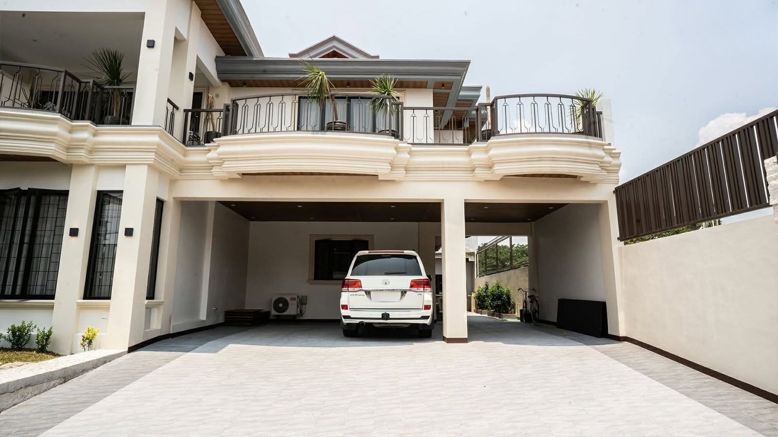8-BedroomHouseandLotforSaleinLasPiñasCity-3.jpg