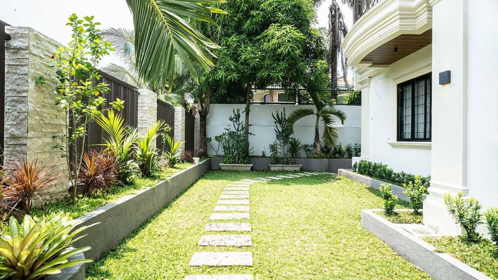 8-BedroomHouseandLotforSaleinLasPiñasCity-4.jpg