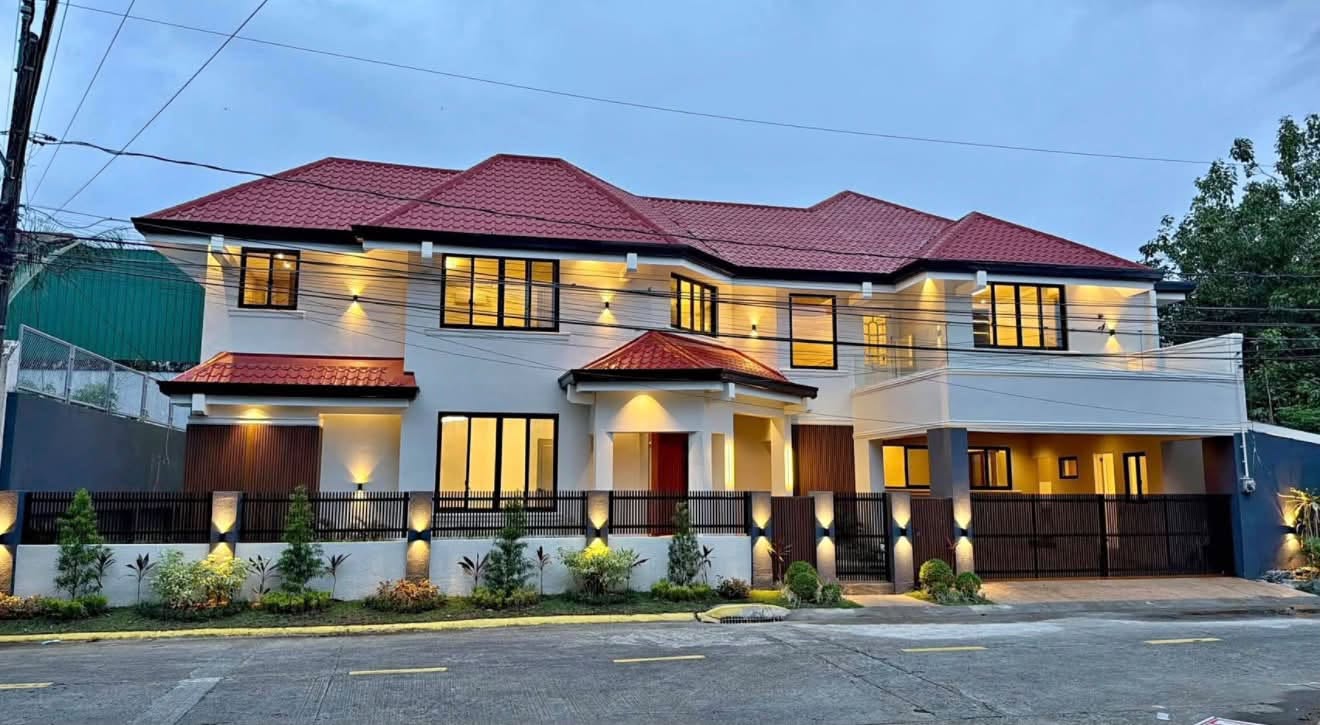 5-BedroomHouseandLotforSaleinBFHomes,LasPiñas-1.jpg