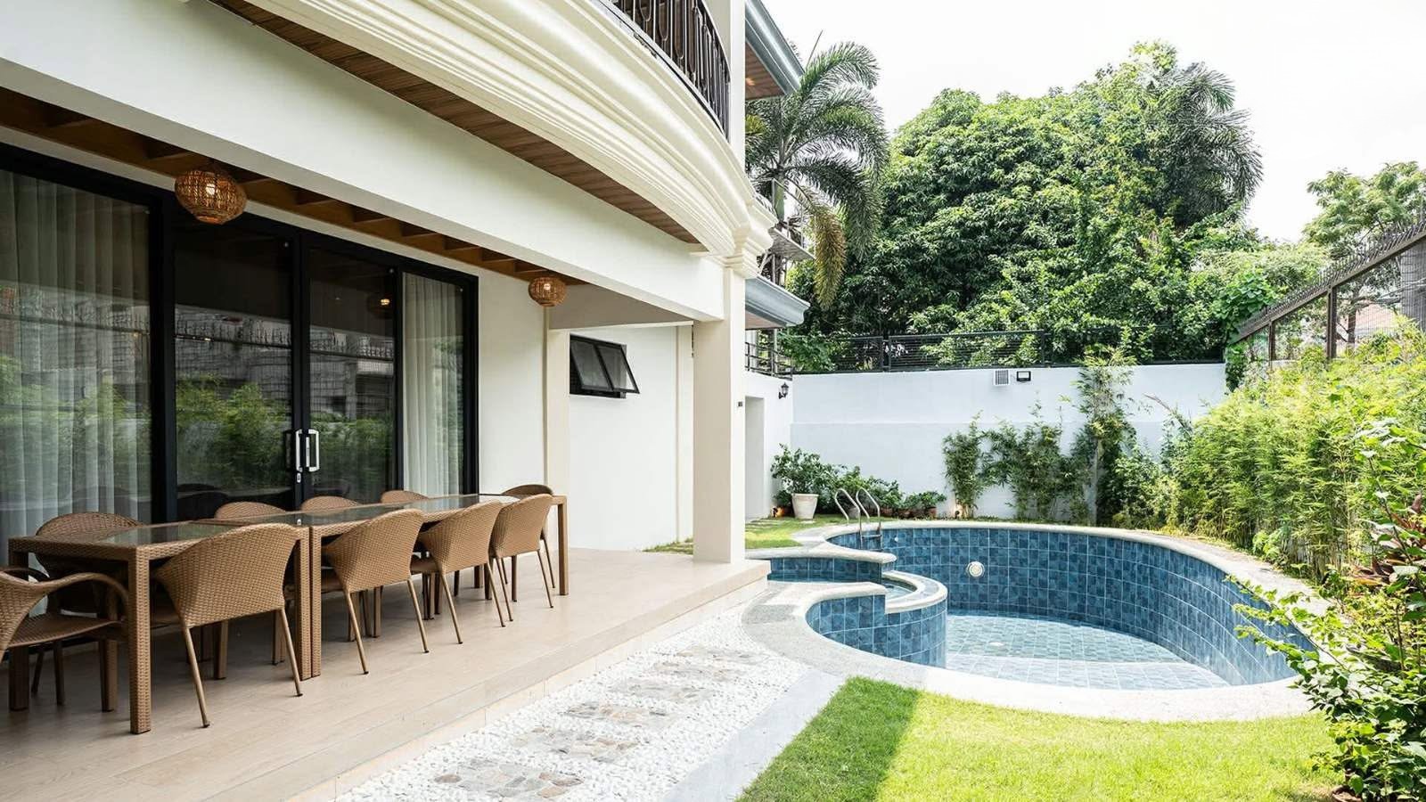 8-BedroomHouseandLotforSaleinLasPiñasCity-5.jpg