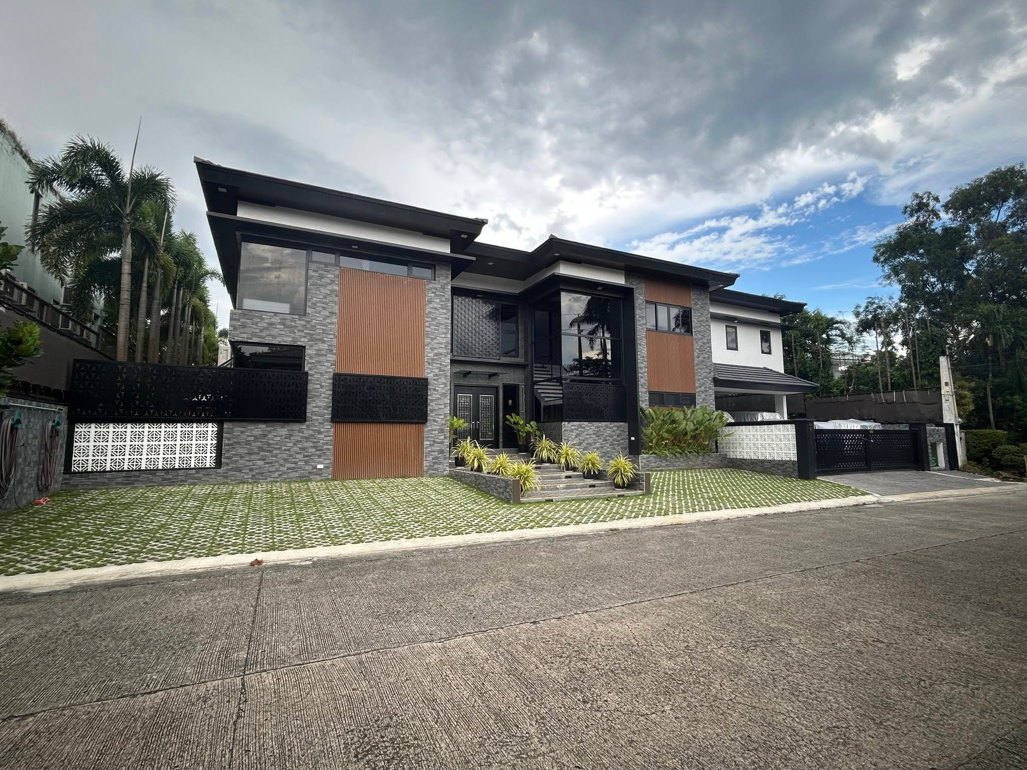 6-BedroomHouseandLotforSaleinAyalaAlabangVillage,MuntinlupaCity-1.jpg
