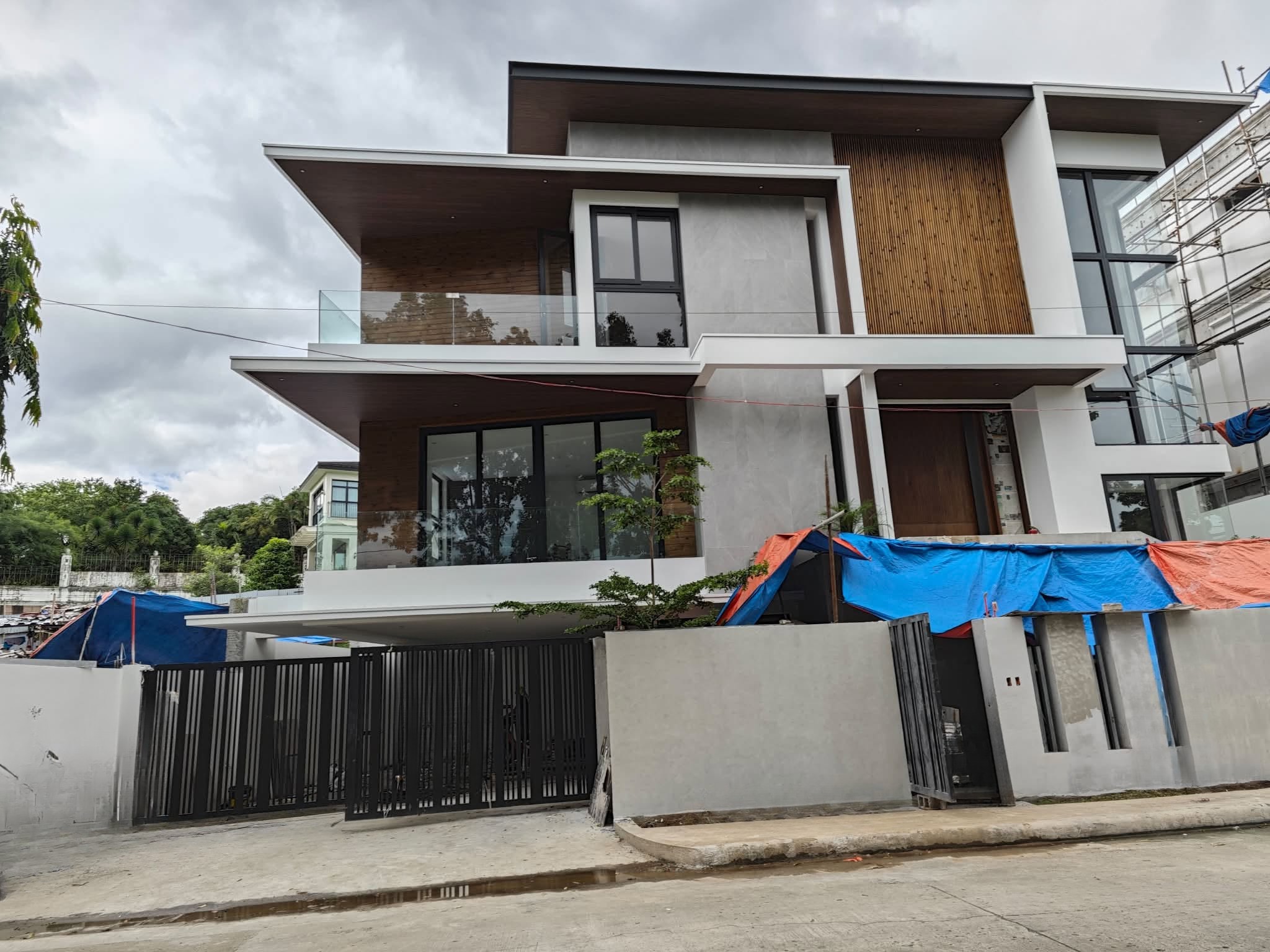 6-BedroomHouseandLotforSaleinTivoliRoyale,QuezonCity-1.jpg