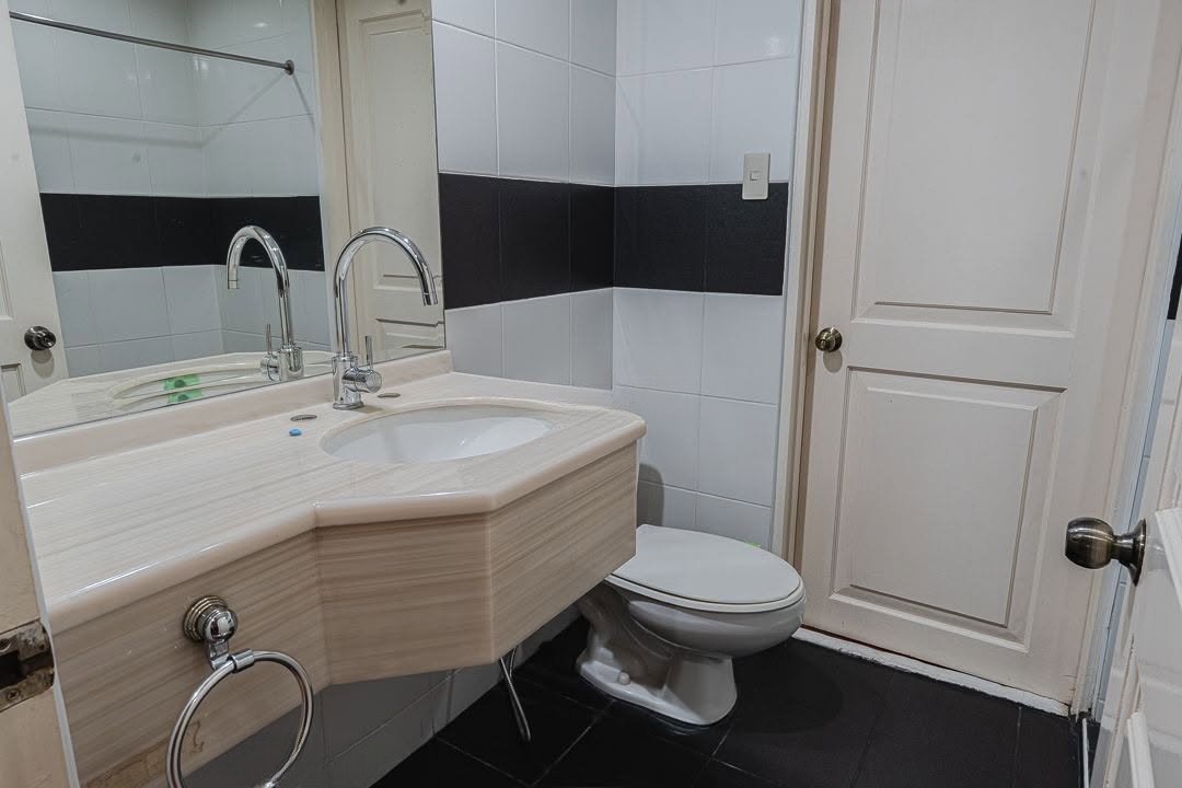 3-BedroomCondoUnitforSaleinTwoLafayetteSquareCondominium,SalcedoVillage,Makati-19.jpg