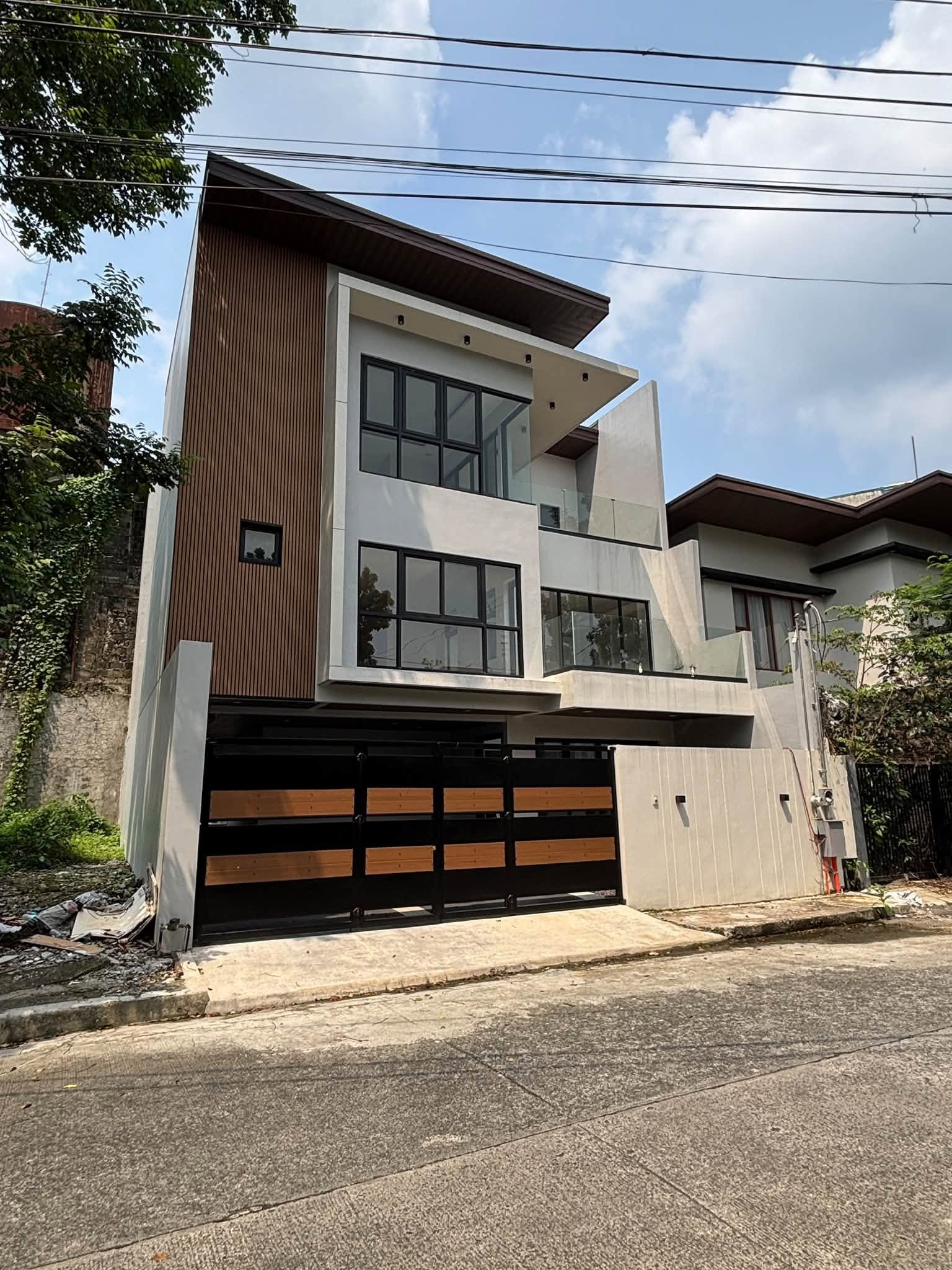 5-BedroomHouseandLotforSaleinSta.BarbaraRoyale,QuezonCity-1.jpg