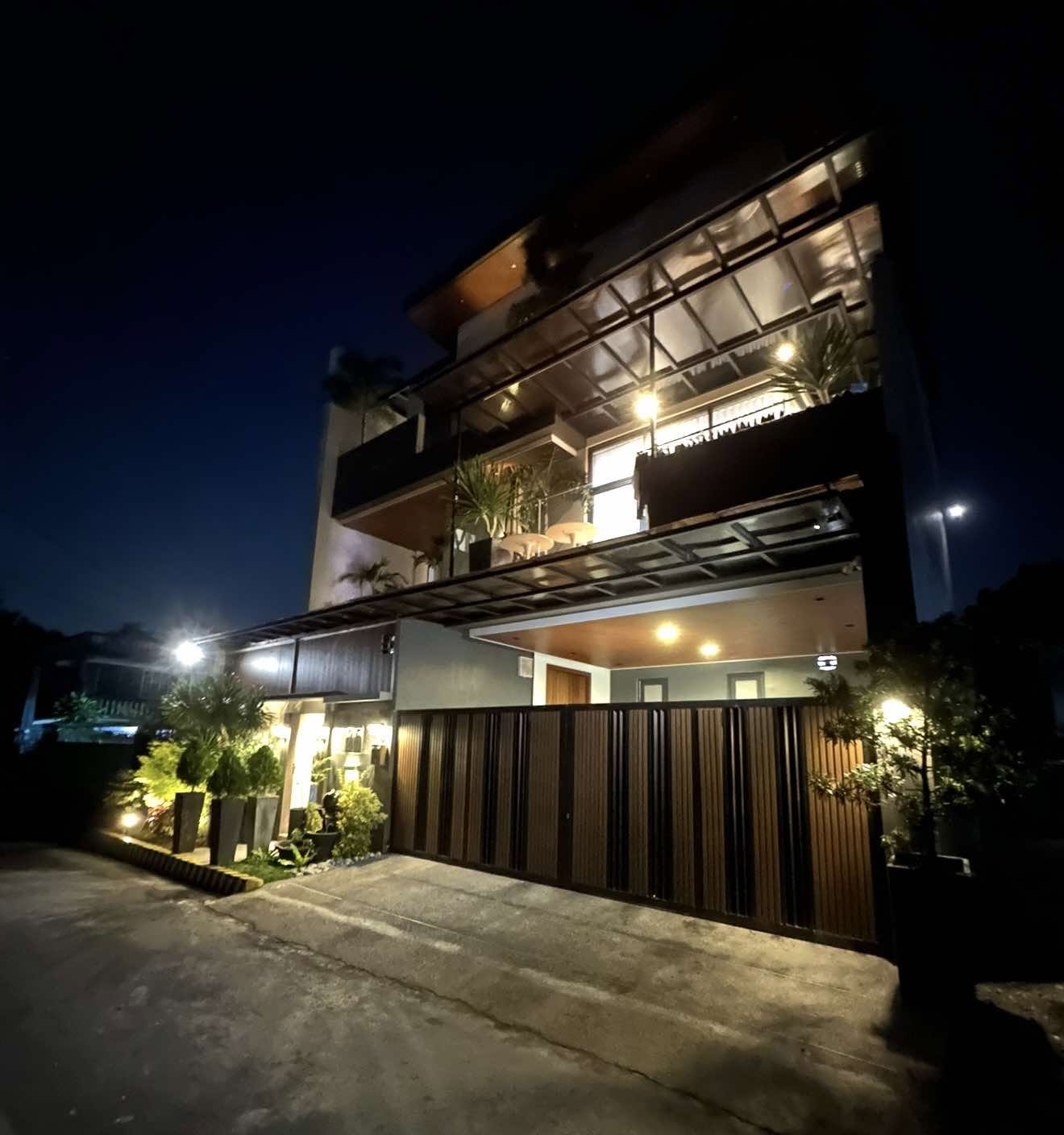 7-BedroomHouseandLotforSaleinSto.ThomasVillage,NorthCaloocan-2.jpg