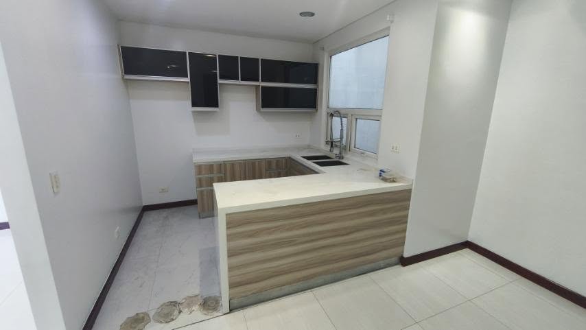 4-BedroomTownhouseforLeaseinHorseshoe,QuezonCity-5.jpg